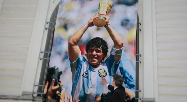 Diego Maradona nevét vette fel a nápolyi stadion