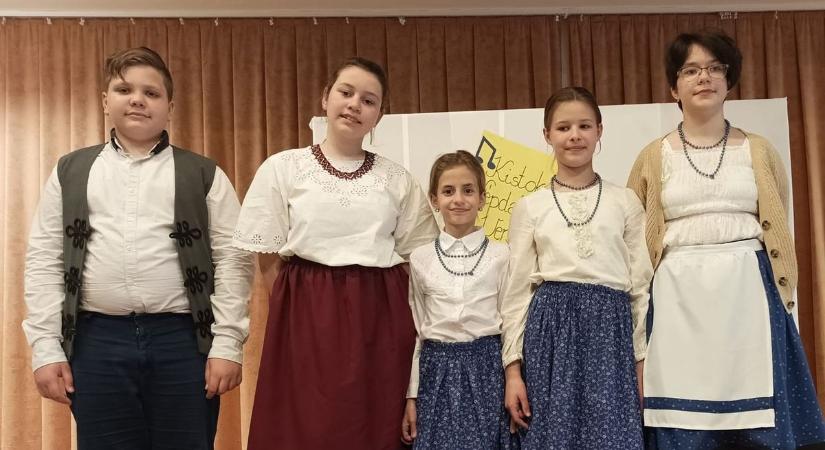 A magyar népviselet napján is énekeltek a nyékládházi diákok