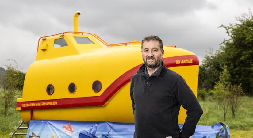 Micsoda ötlet: rikító sárga tengeralattjáró-szállássá alakította át egy férfi a mentőcsónakot