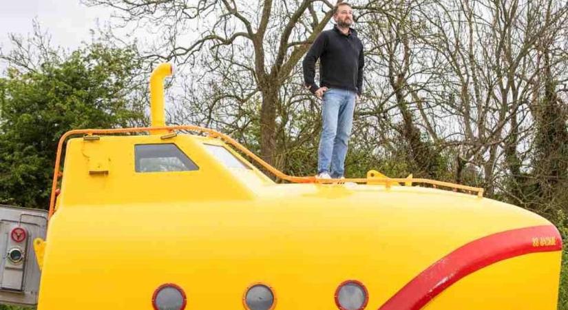 Leselejtezett mentőcsónakból épített magának tengeralattjárót egy férfi Angliában
