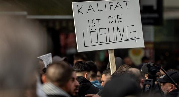 A német kalifátusért tüntetnek Hamburgban az iszlamisták