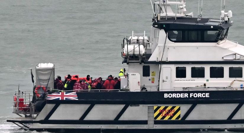 Írország visszaküldi Angliába a menedékkérőket, akik a „Ruanda-terv” miatt érkeznek az országba