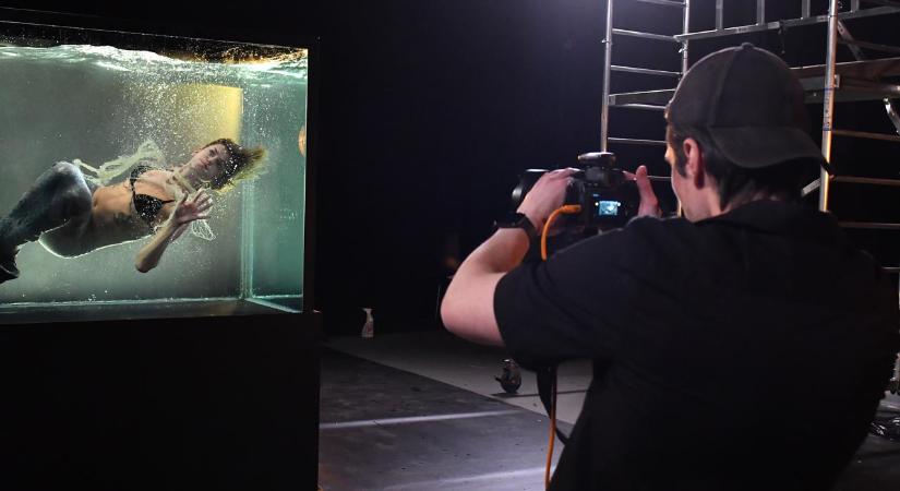 Vízzel teli akváriumban kellett pózolniuk a Next Top Model Hungary versenyzőinek