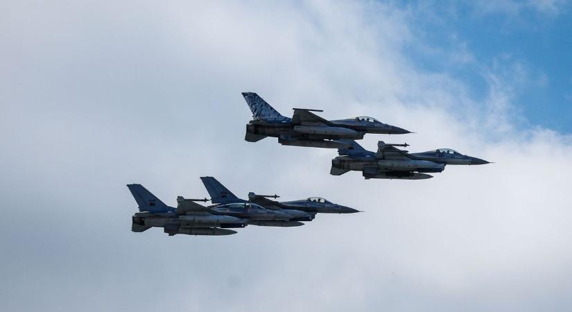 Egyelőre nem ülhetnek be az F–16-osba az ukrán pilóták