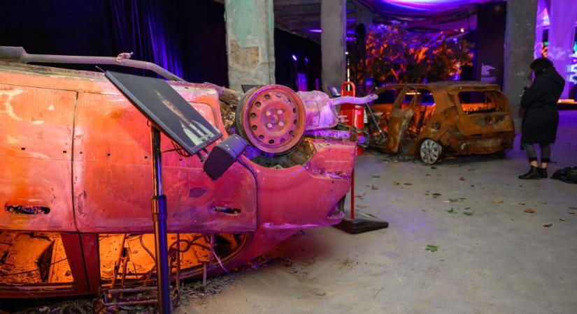 Zilált sátrak, szétlőtt mobil vécék, autóroncsok – kiállítás nyílt a pokollá vált izraeli zenei fesztiválról