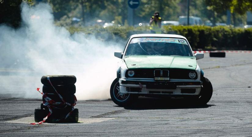 Felbőgtek a motorok, füstöltek a kerekek: látványos verseny volt Debrecenben - fotókkal