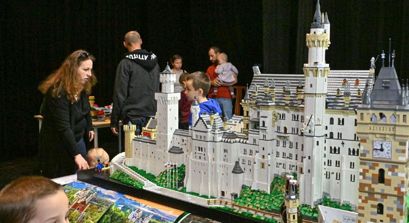 A LEGO kiállításon a Neuschwanstein kastély élethű másolatát is látni lehetett  fotók, videó