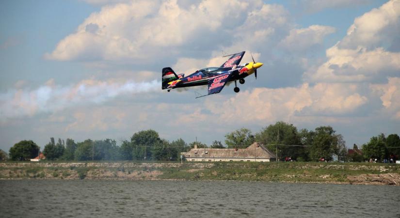 Tarolt a légi bemutató, Besenyei Péter hosszú perceken át körözött Lábatlannál a Duna felett