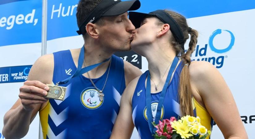 A két sportoló összecsókolózott a díjátadón, és a férfi megkérte a nő kezét