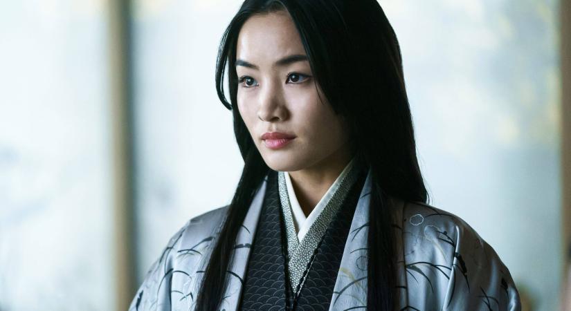 Levetkőzött A sógun-sorozat csodatestű szépsége, bugyiban mutatta meg bájait Anna Sawai