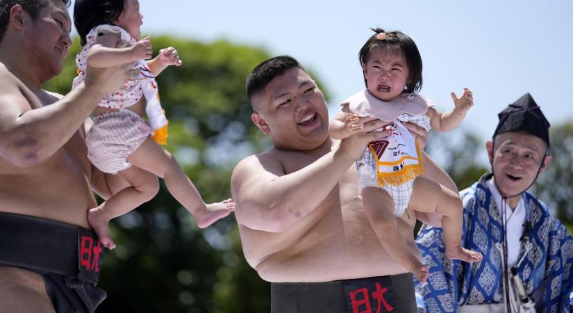 Szürreális jelenetek Japánból: idén is megrendezték a tradicionális bababömböltető versenyt - fotók