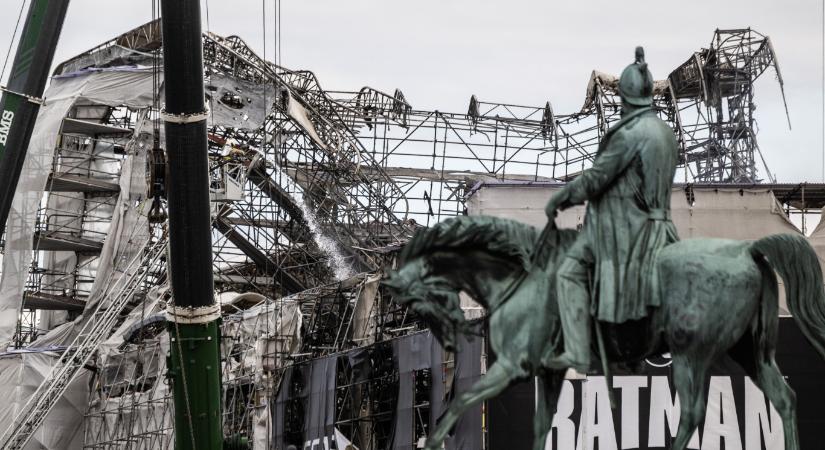 A járókelők mentettek mindent, ami menthető a leégett dán tőzsdeépületből