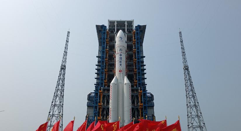 Kína újabb missziót indít a Hold sötét oldalára, éveken belül kínai űrhajós is Holdra szállhat