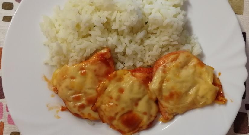 Ketchupos-sajtos csirkemell rizzsel