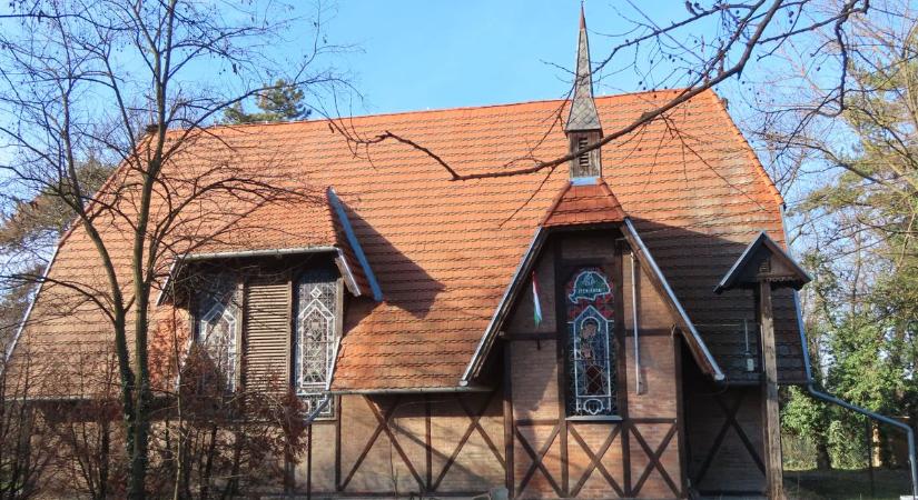 Fachwerk stílusban készült Árpádhalom kápolnája