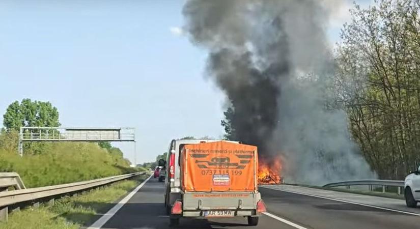 Óriási lángokkal égett egy autó az M5-ösön, sok balesettel indul a hét