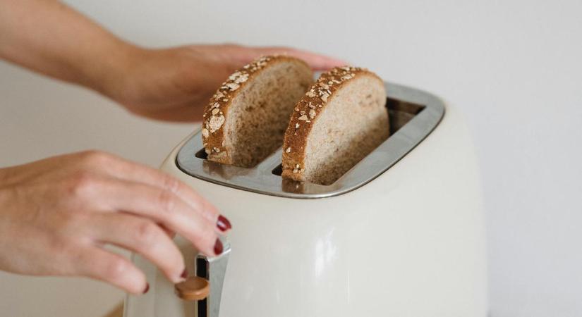 Te milyen gyakran tisztítod a kenyérpirítót? Durva következménye lehet, ha kihagyod