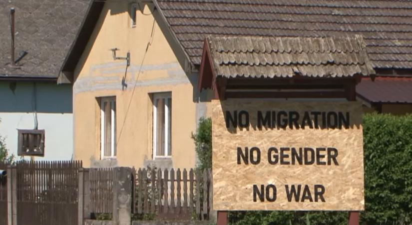 Orbán-idézetre cserélte le a falu széli üdvözlő feliratot Jánd polgármestere