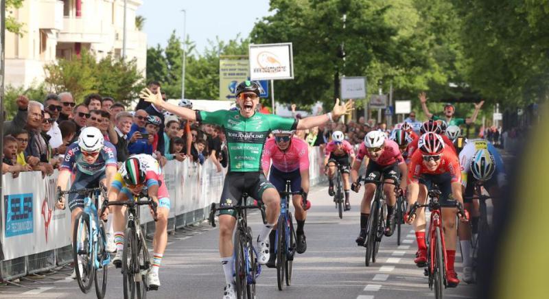 Országútis hírek külföldről: Olaszországban villant meg Takács Zsombor, Rodriguez nyerte a Romandiát, elrajtolt a női Vuelta