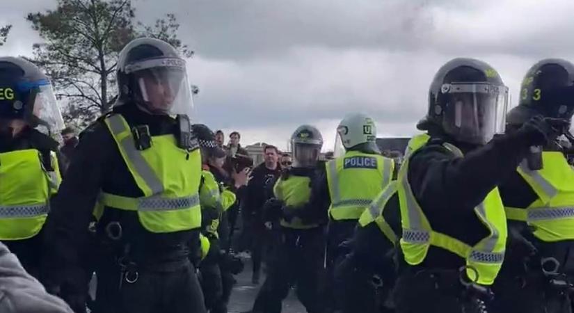 Óriási botrány: rendőrökkel verekedtek a szurkolók az Arsenal meccse után - videó