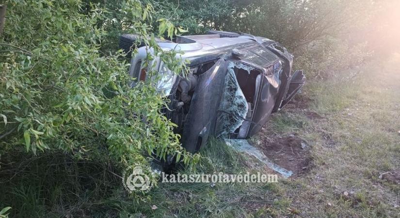 A fák között állt meg egy felborult autó Debrecenben