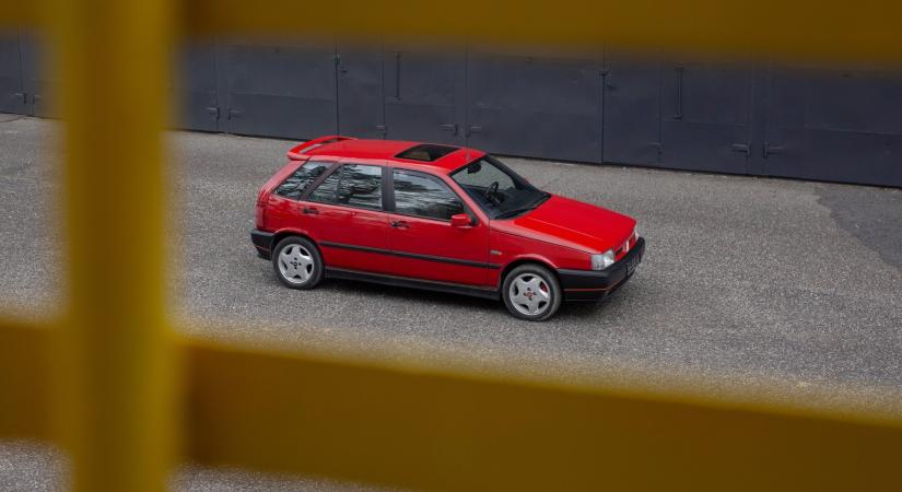Egyenesen a 90-es évekbe visz ez a Fiat Tipo Sedicivalvole