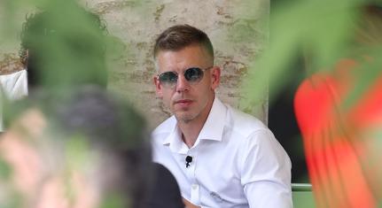3 millió forintért kelt el Magyar Péter „női napszemüvege”