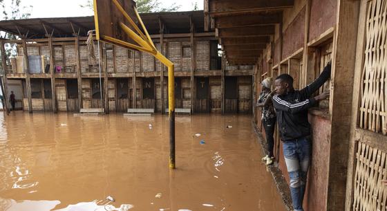 35 ember halt meg, miután a heves esőzések miatt összeomlott egy gát Kenyában