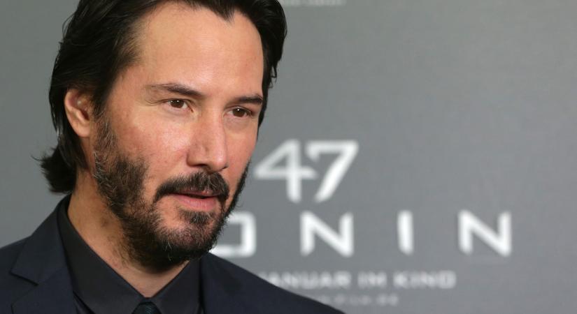 Sántikálva érkezett Budapestre Keanu Reeves, aki csupán egyetlen szót szólt a kameráknak – korábbi forgatását idéztek fel a tévében