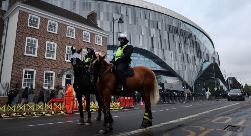 A rendőr ütötte a földön fekvő Arsenal-szurkolót, futballbalhé Angliában  videó