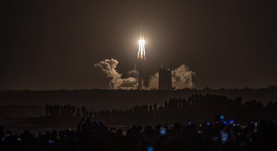 Reuters: A Hold sötét oldalát célozza meg Kína, napokon belül indíthatnak egy űrszondát