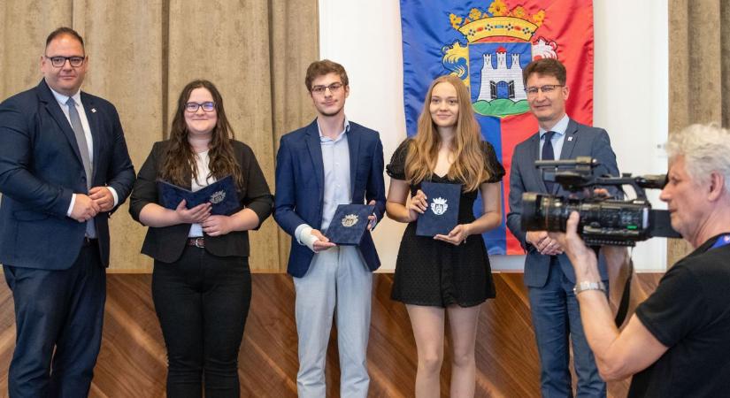 Polgármesteri Elismerő Emlékérmet vehetett át a Székesfehérvári Diáktanács leköszönő elnöksége
