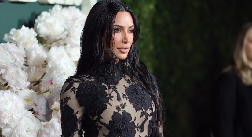 Kim Kardashian megvált fekete tincseitől és újra platinaszőke lett