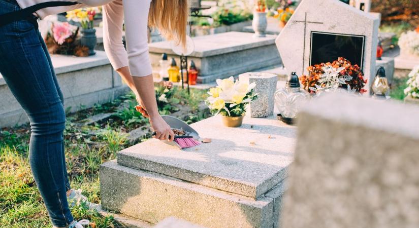 Sírkő borult egy nő lábára a fonyódi temetőben