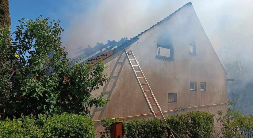 Családi házhoz riasztották a tűzoltókat Hőgyészen