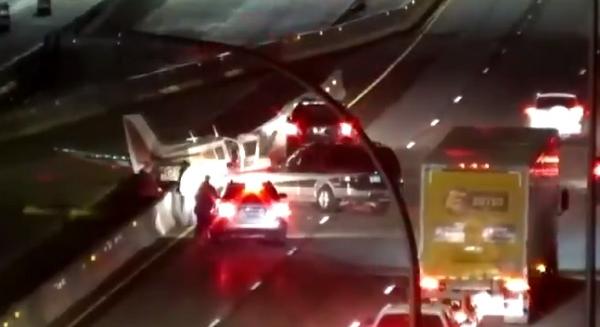 VIDEÓ: Autópályán landolt egy kisrepülő, majd összeütközött egy autóval