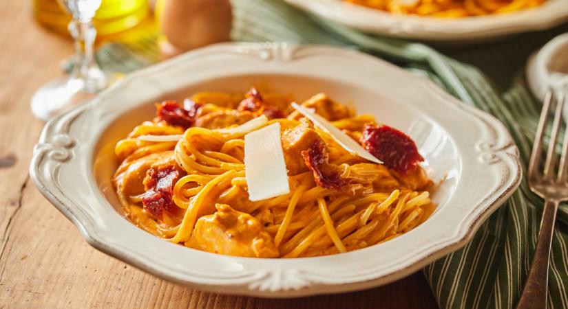 Vöröspesztós-tejszínes csirke spagettivel