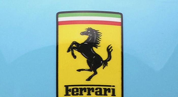 F1: A Ferrari sisakjai is kékek lesznek Miamiban