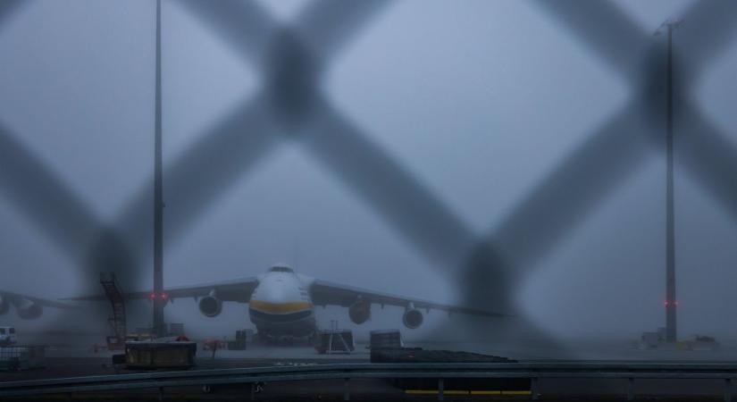 Rejtélyes katonai repülőgép landolt Magyarországon, egyelőre csak találgatják, hogy mit szállíthatott