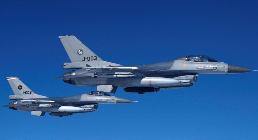 Az első F–16-osok, képzett pilótákkal 2024-ben érkeznek meg Ukrajnába – Austin
