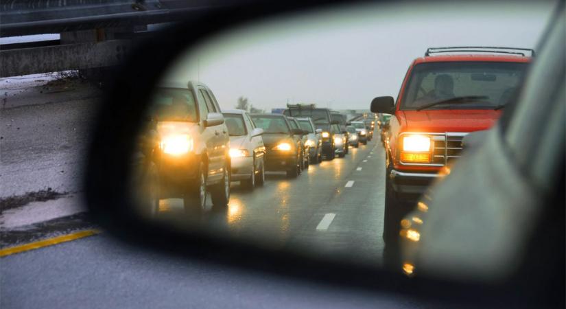 Ukrajnában május 1-től lakott területeken kívül kötelező a tompított fényszóró használata a járműveken egész évben