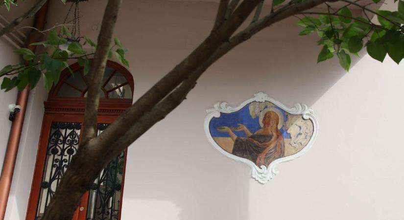 Szent Apollónia-festmény az épület falán
