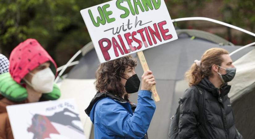 Több mint 900 palesztinpárti tüntetőt tartóztattak le az amerikai egyetemeken, van, ahol a jogviszony felfüggesztésével fenyegetik a diákokat