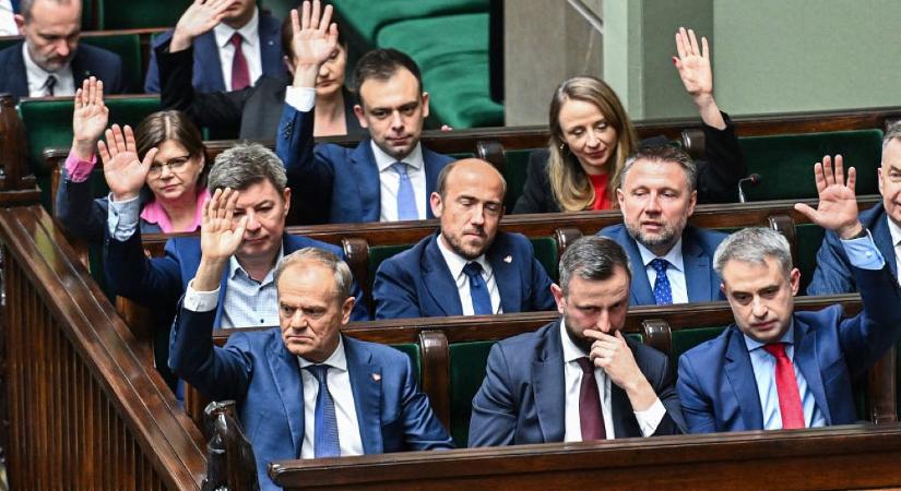 A lengyel kormány gúzsba kötné az elszabadulni készülő államadósságot