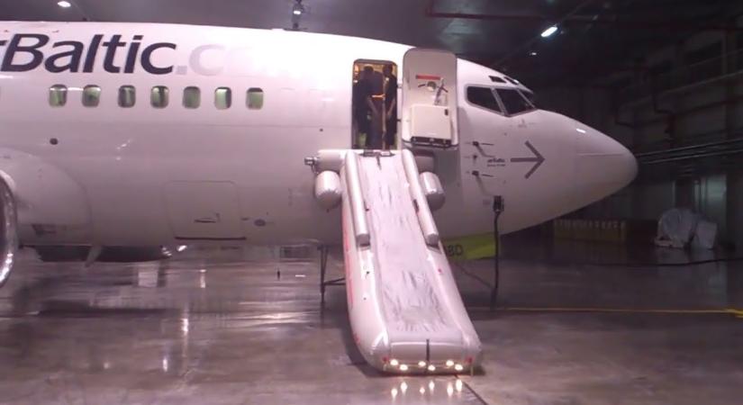 Újabb Boeing-botrány, leszakadt egy gép vészcsúszdája