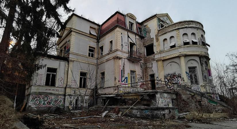 Kézről kézre jár a NER-esek között a volt Tündérhegyi pszichiátria épülete, de csak pusztul az épület