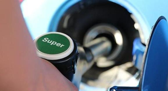 Letérdelt a kormány előtt Mol, jelentősen csökkent az üzemanyagok ára