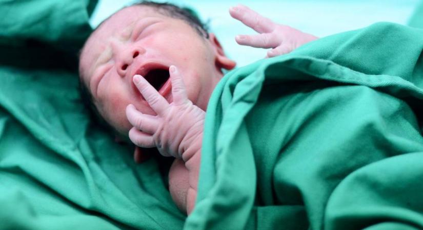 Újszülött kislányt hagytak a Heim Pál Országos Gyermekgyógyászati Intézet babamentő inkubátorában