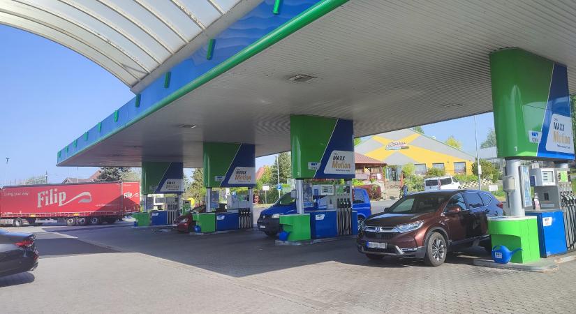 Általános üzemanyagár-csökkenés jön szerdától – ennyivel lesz olcsóbb a benzin és a dízel Magyarországon