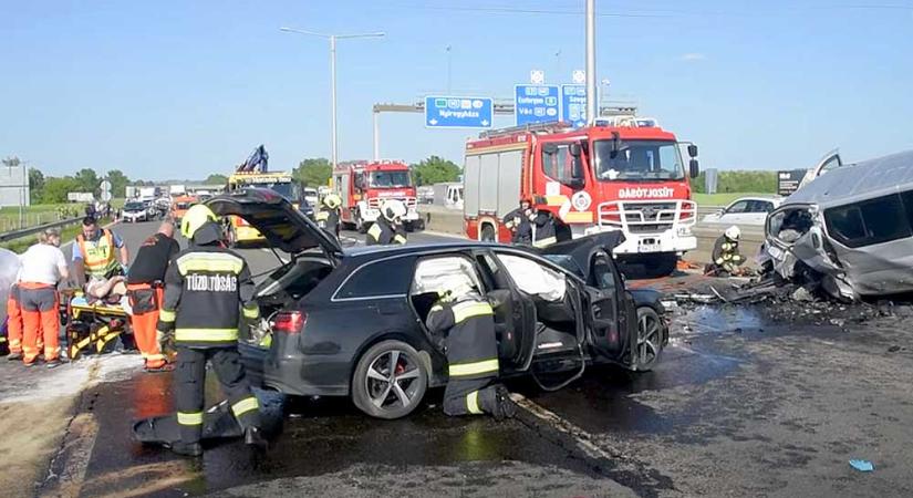 Szörnyű baleset az M3-as bevezetőjén, frontálisan ütközött egy Audi és egy furgon – FOTÓK
